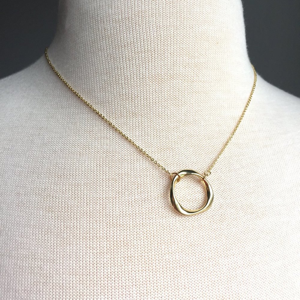 Gold wavy Circle Necklace
